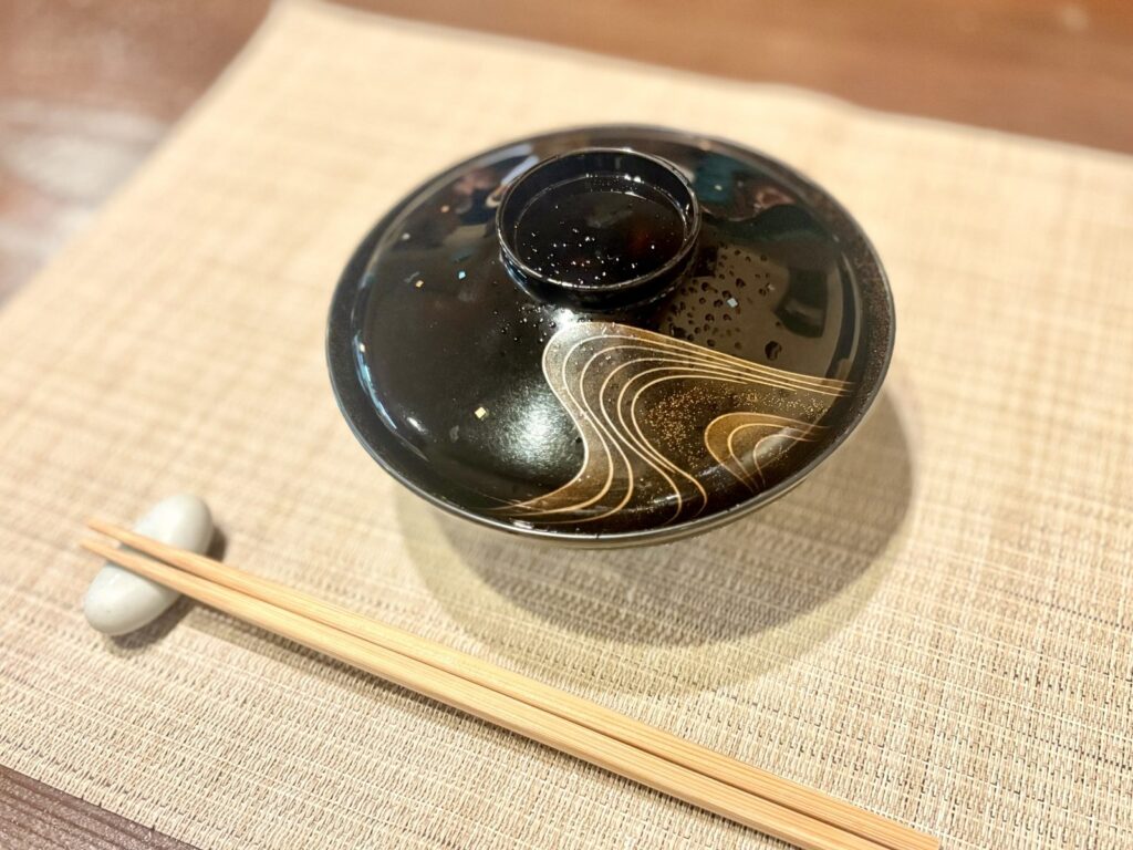料亭・旅館向けの漆器(蒔絵の蓋付き椀)