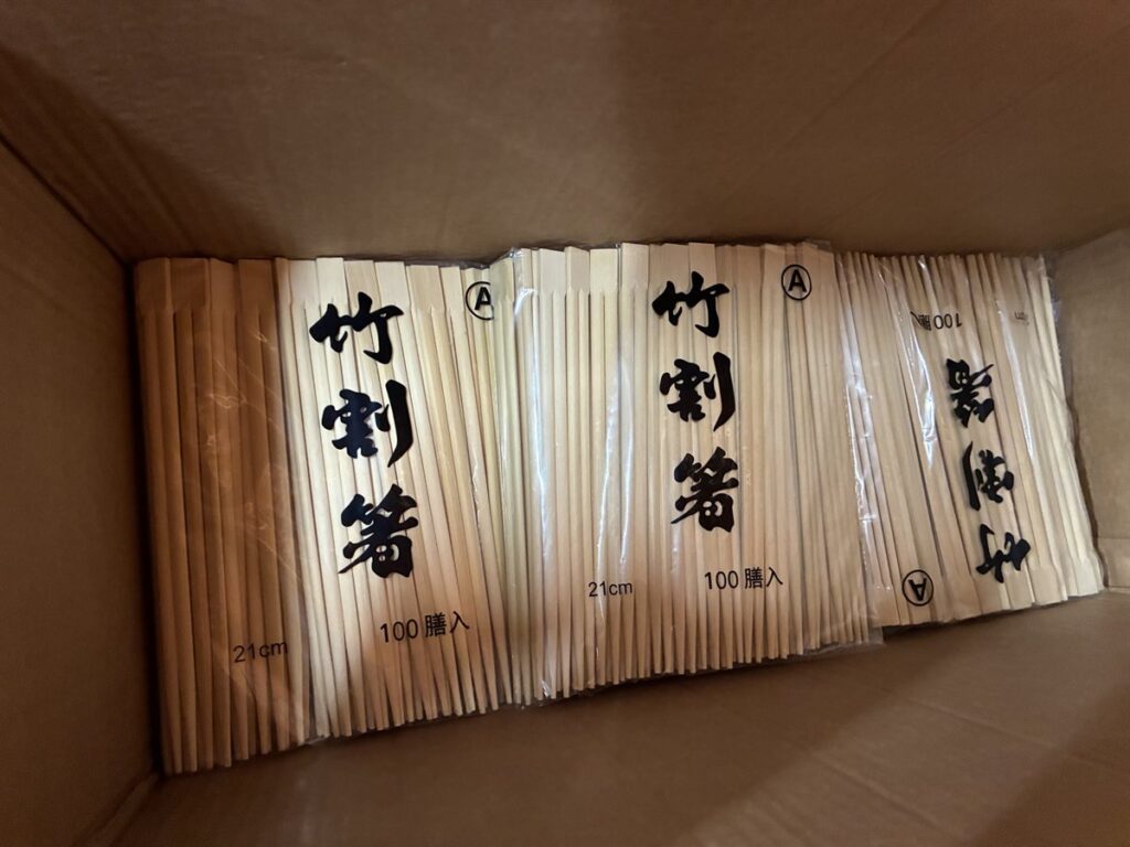 100膳入の小分け袋に入った竹割箸21cm