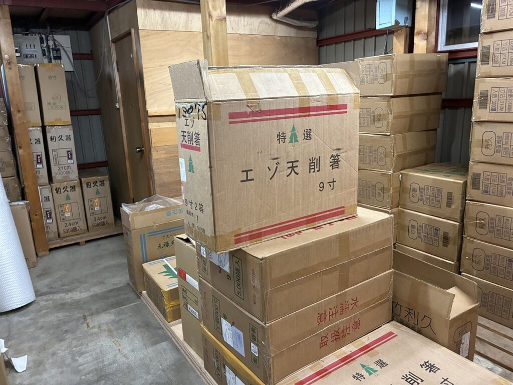 旭川の倉庫に積まれた業務用割箸の在庫